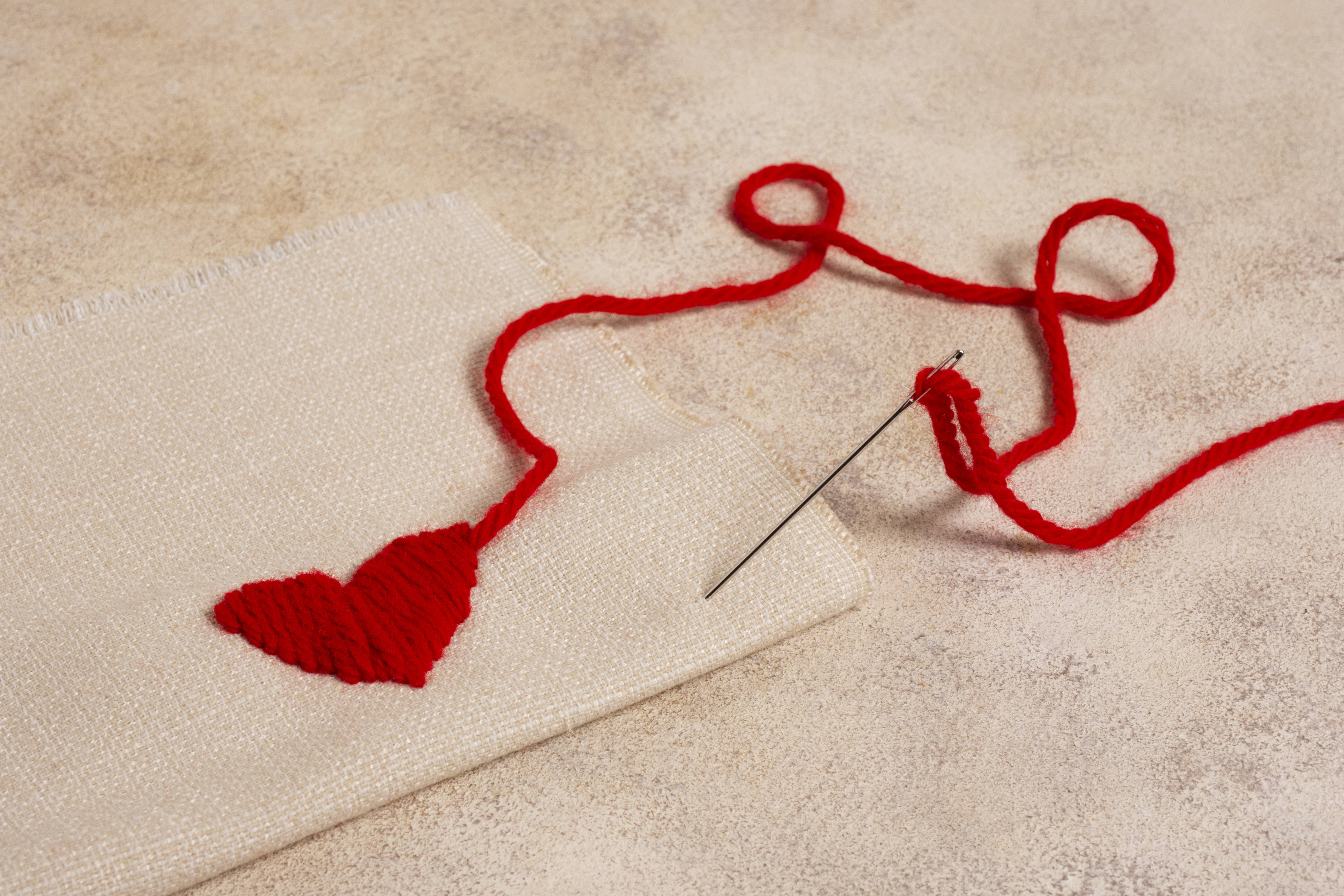 Participants de tallerets fent un posagots de fang amb les mans