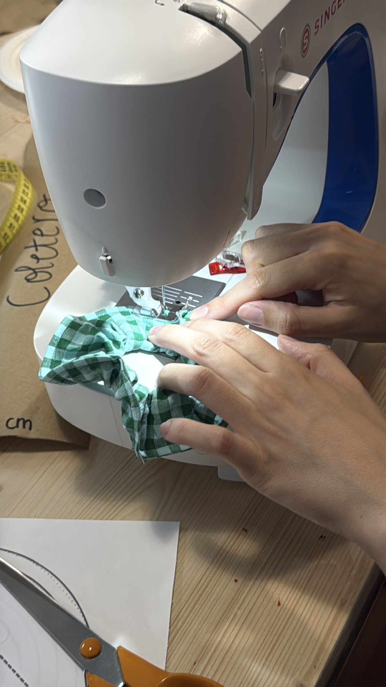 Fotografia de les participants fent costura