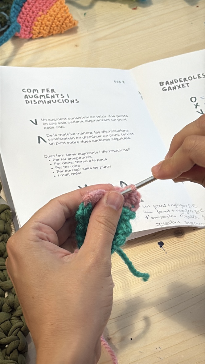 Fotografia de les participants fent ganxet